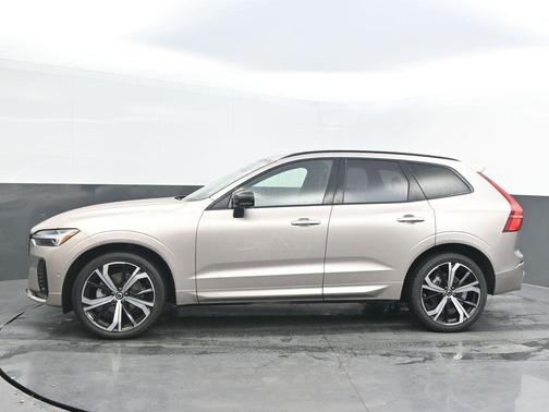 2023 Volvo XC60 B5 Ultimate Dark Theme