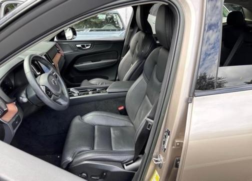 2023 Volvo XC60 B5 Ultimate Dark Theme