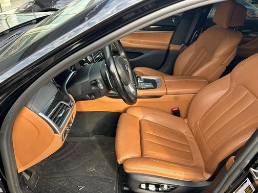 2019 BMW 740 i