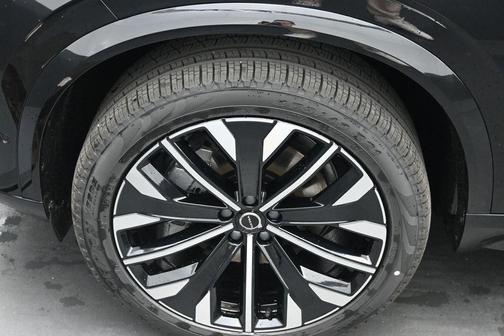 Onyx Black Metallic 2026 Volvo XC90 B6 Ultra 6-Seater