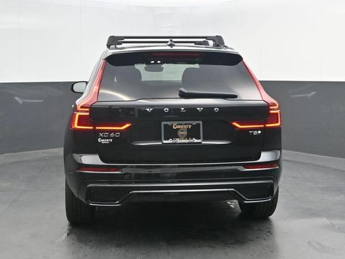 Onyx Black Metallic 2026 Volvo XC60 Plug-In Hybrid T8 Plus