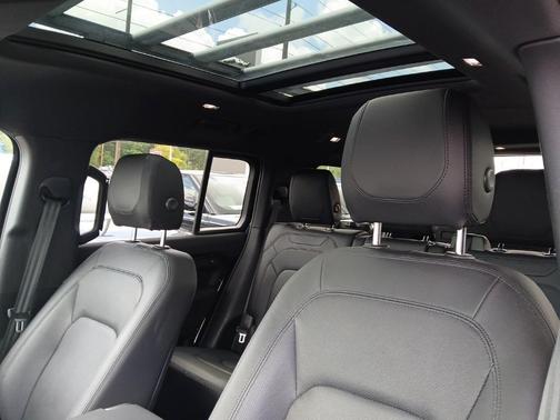 2023 Land Rover Defender SE