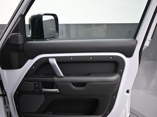 2022 Land Rover Defender 110 V8