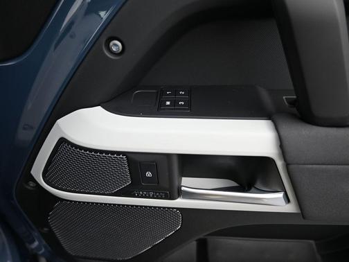 2023 Land Rover Defender SE