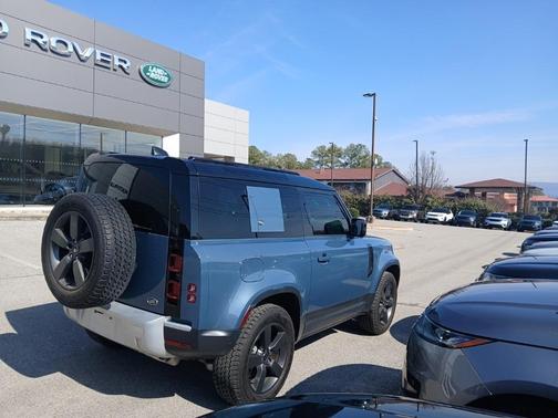 2023 Land Rover Defender SE