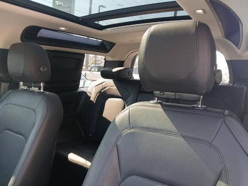 2023 Land Rover Defender SE