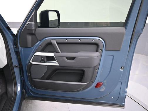 2023 Land Rover Defender SE