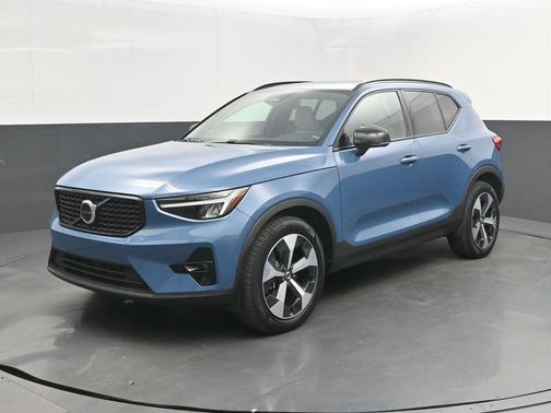 Fjord Blue Metallic 2023 Volvo XC40 B5 Plus Dark Theme