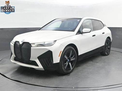 Mineral White Metallic 2024 BMW iX xDrive50