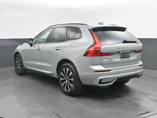Metallic 2024 Volvo XC60 B5 Plus Dark Theme