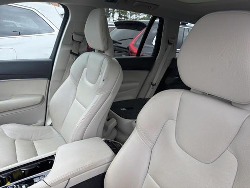 2020 Volvo XC90 T5 Momentum 7 Passenger