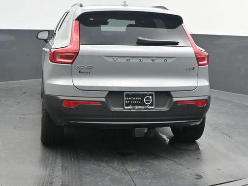 2025 Volvo XC40 B5 Plus Dark Theme