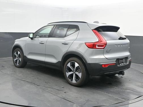 2025 Volvo XC40 B5 Plus Dark Theme