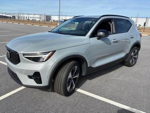 2025 Volvo XC40 B5 Plus Dark Theme