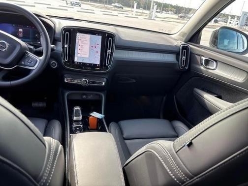 2025 Volvo XC40 B5 Plus Dark Theme