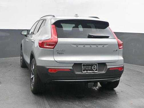 2025 Volvo XC40 B5 Plus Dark Theme