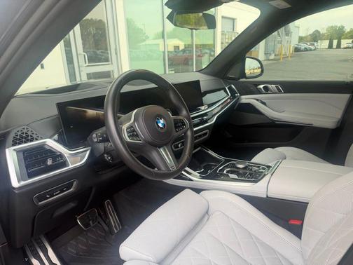 Carbon Black Metallic 2024 BMW X7 xDrive40i