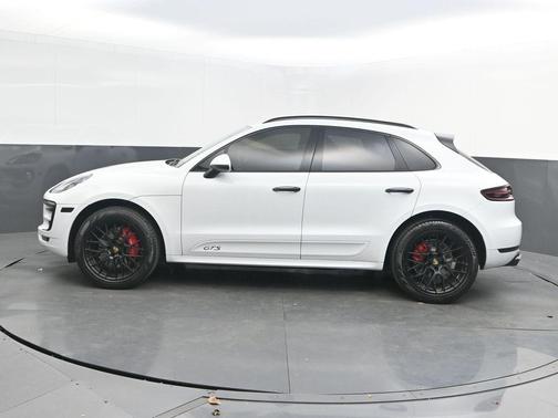 Carrara White Metallic 2018 Porsche Macan GTS