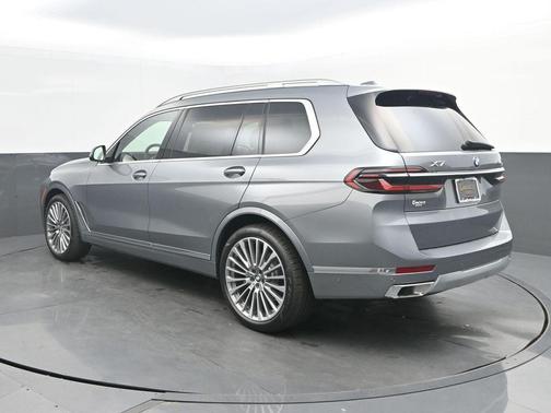 Gray Metallic 2026 BMW X7 xDrive40i