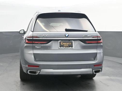 Gray Metallic 2026 BMW X7 xDrive40i