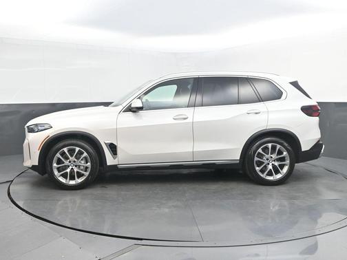 Mineral White Metallic 2024 BMW X5 xDrive40i