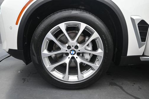Mineral White Metallic 2024 BMW X5 xDrive40i