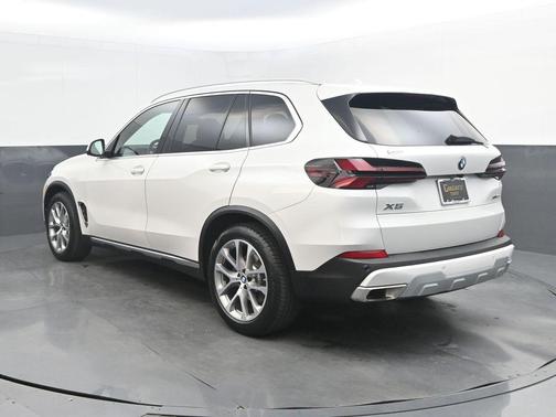 Mineral White Metallic 2024 BMW X5 xDrive40i