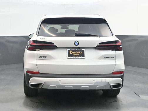 Mineral White Metallic 2024 BMW X5 xDrive40i