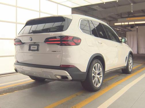 Mineral White Metallic 2024 BMW X5 xDrive40i