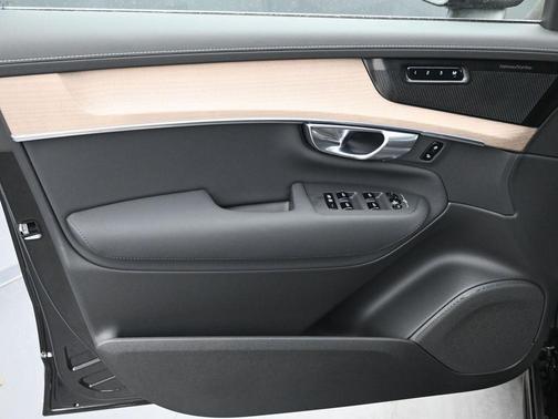 Onyx Black Metallic 2026 Volvo XC90 B5 Plus 7-Seater