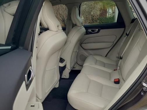 2022 Volvo XC60 B5 Inscription