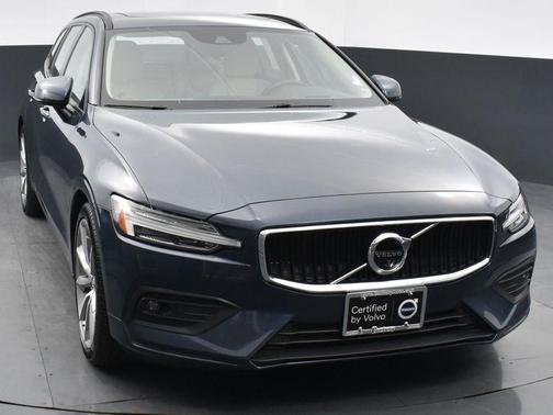 Photo 2 of 32 of 2020 Volvo V60 T5 Momentum