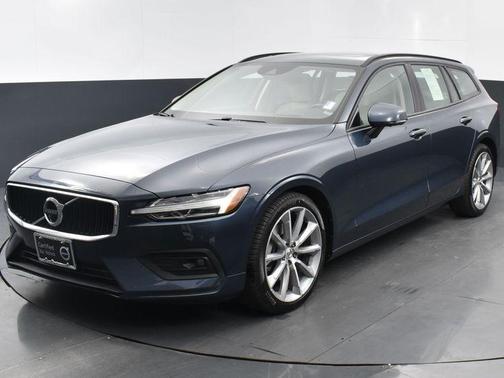 Photo 3 of 32 of 2020 Volvo V60 T5 Momentum