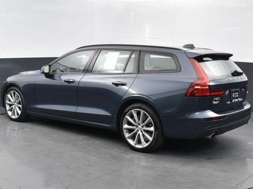 Photo 5 of 32 of 2020 Volvo V60 T5 Momentum