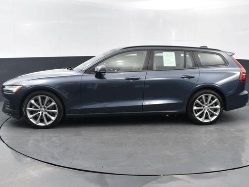 Photo 4 of 32 of 2020 Volvo V60 T5 Momentum