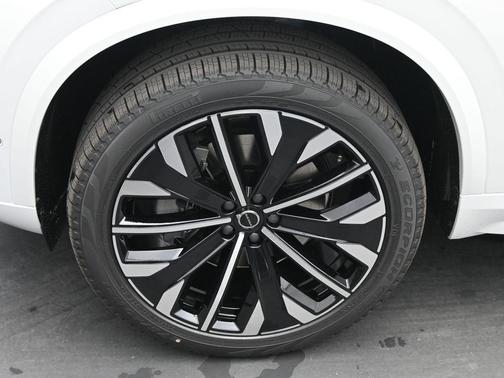 Crystal White Pearl 2026 Volvo XC90 B6 Ultra 7-Seater