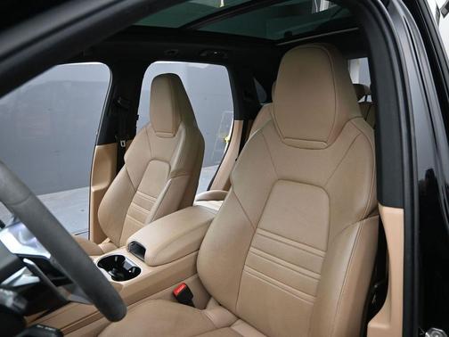 2022 Porsche Cayenne Base (Tiptronic)