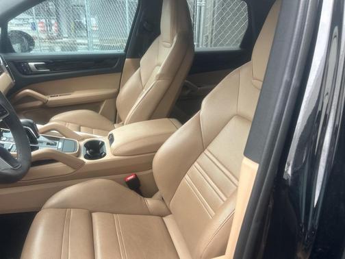 2022 Porsche Cayenne Base (Tiptronic)