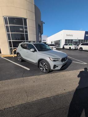 2024 Volvo XC40 B5 Plus Bright Theme