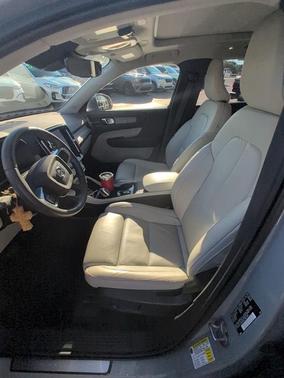 2024 Volvo XC40 B5 Plus Bright Theme