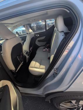 2024 Volvo XC40 B5 Plus Bright Theme