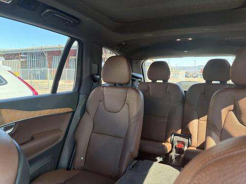 2022 Volvo XC90 T6 Momentum 7 Passenger