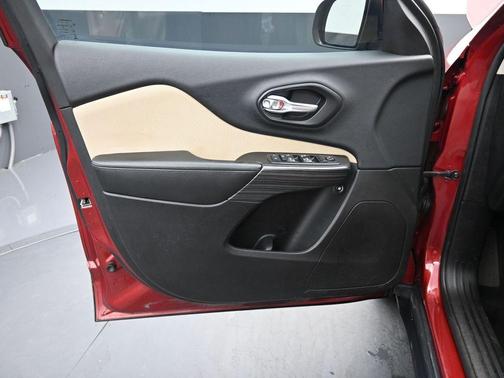 Deep Cherry Red Crystal Pearlcoat 2015 Jeep Cherokee Latitude