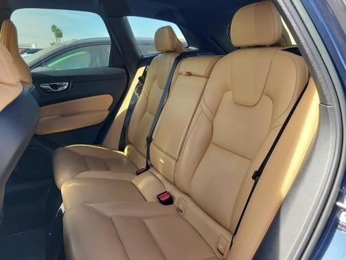 2023 Volvo XC60 B5 Ultimate Bright Theme