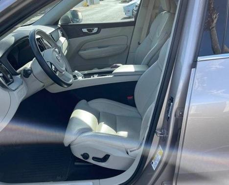 2023 Volvo XC60 B5 Ultimate Bright Theme