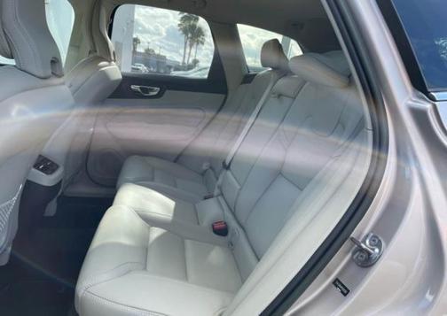 2023 Volvo XC60 B5 Ultimate Bright Theme