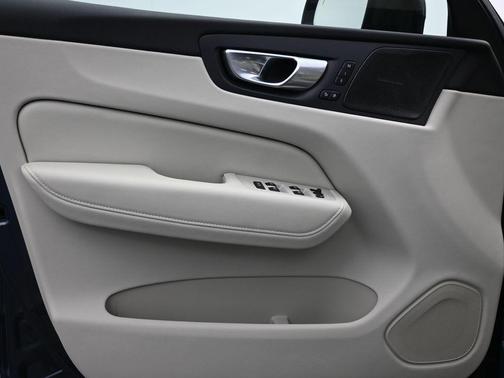 2023 Volvo XC60 B5 Plus Dark Theme