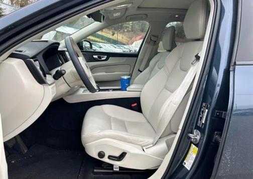 2023 Volvo XC60 B5 Plus Dark Theme