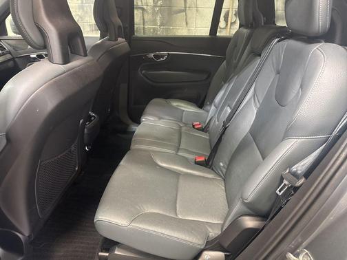 2020 Volvo XC90 T6 Momentum 7 Passenger