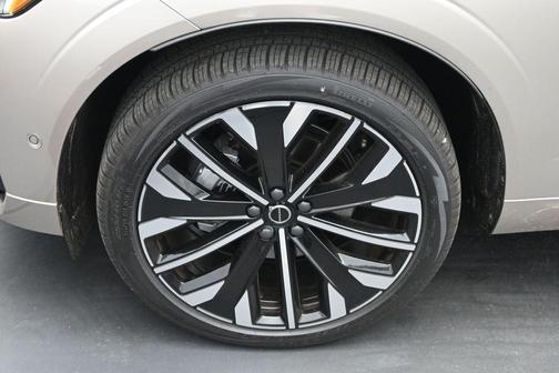 Bright 2026 Volvo XC60 B5 Ultra